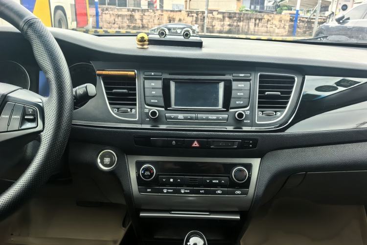 Used Hyundai Mistra 2014 1.8L Automatic Smart GLS Interior 9