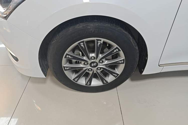 Used Hyundai Mistra 2014 1.8L Automatic Smart GLS Left Front Wheel Hub