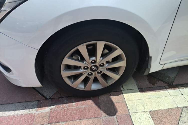 Used Hyundai Mistra 2014 1.8L Automatic Smart GLS Left Front Wheel Hub