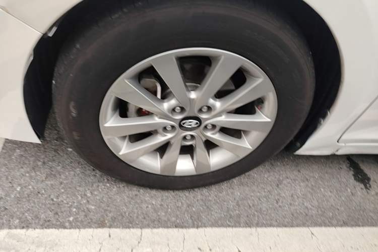 Used Hyundai Mistra 2014 1.8L Automatic Smart GLS Left Front Wheel Hub