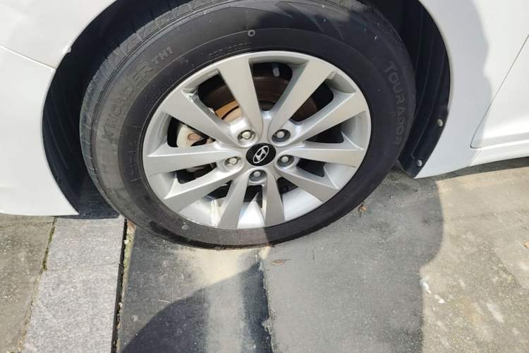 Used Hyundai Mistra 2014 1.8L Automatic Smart GLS Left Front Wheel Hub