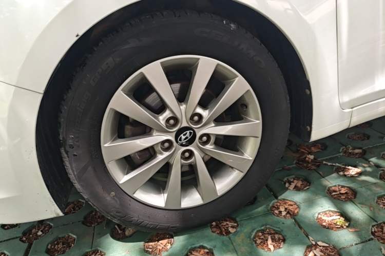 Used Hyundai Mistra 2014 1.8L Automatic Smart GLS Left Front Wheel Hub