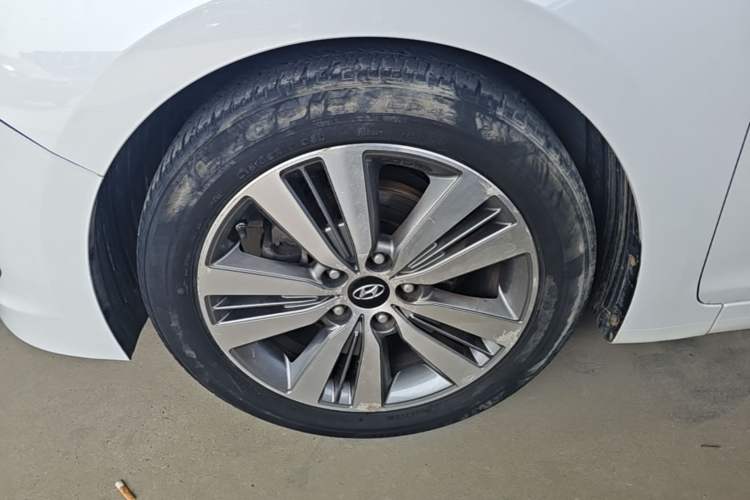 Used Hyundai Mistra 2014 1.8L Automatic Deluxe DLX Model Left Front Wheel Hub