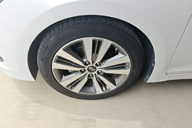Used Hyundai Mistra 2014 1.8L Automatic Deluxe DLX Model Left Front Wheel Hub