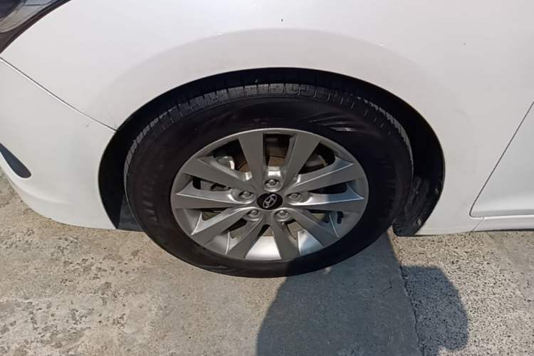 Used Hyundai Mistra 2014 1.8L Automatic Smart GLS Left Front Wheel Hub