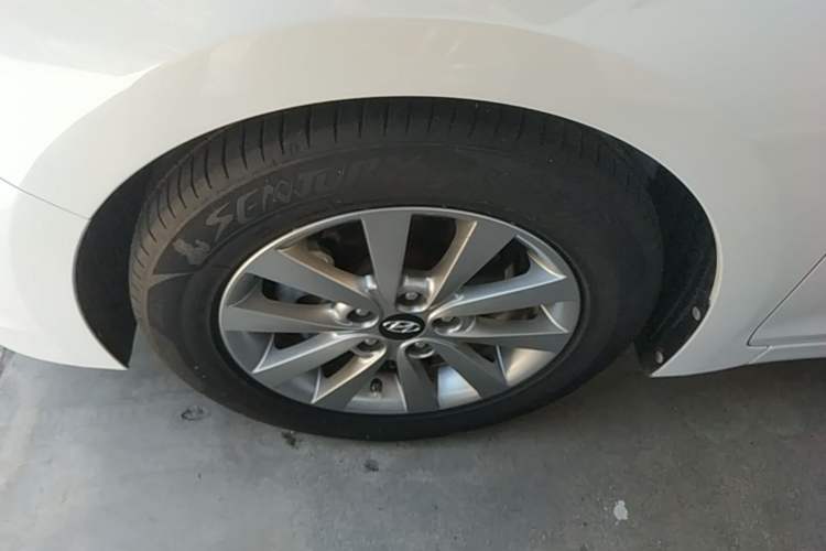 Used Hyundai Mistra 2014 1.8L Automatic Smart GLS Left Front Wheel Hub