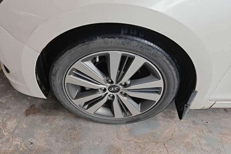 Used Hyundai Mistra 2014 1.8L Automatic Deluxe DLX Model Left Front Wheel Hub