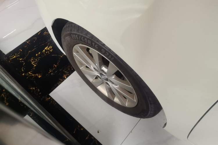 Used Hyundai Mistra 2014 1.8L Automatic Smart GLS Left Front Wheel Hub
