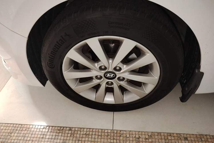 Used Hyundai Mistra 2014 1.8L Automatic Smart GLS Left Front Wheel Hub
