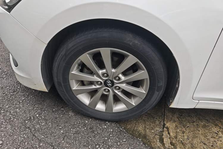 Used Hyundai Mistra 2014 1.8L Automatic Smart GLS Left Front Wheel Hub