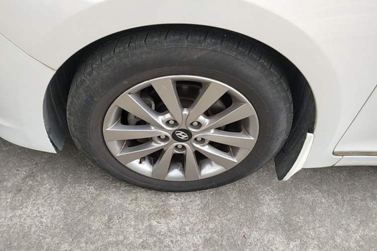 Used Hyundai Mistra 2014 1.8L Automatic Smart GLS Left Front Wheel Hub