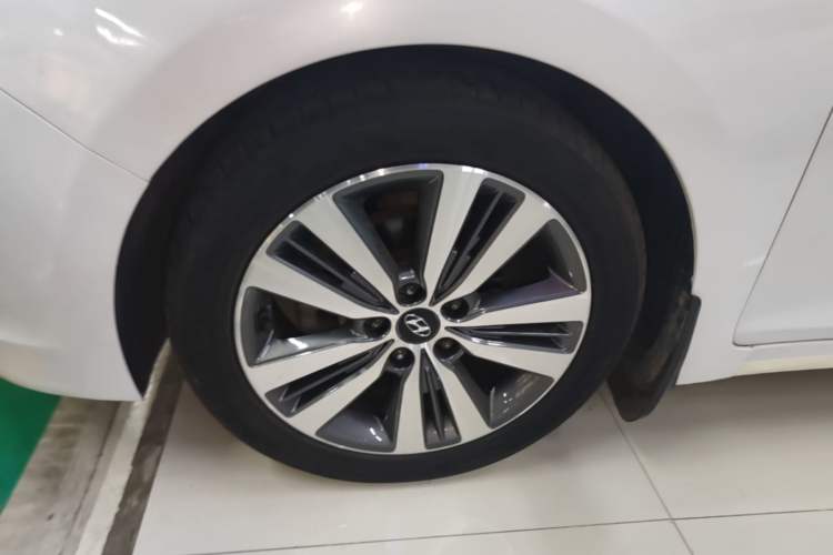 Used Hyundai Mistra 2014 1.8L Automatic Smart GLS Left Front Wheel Hub