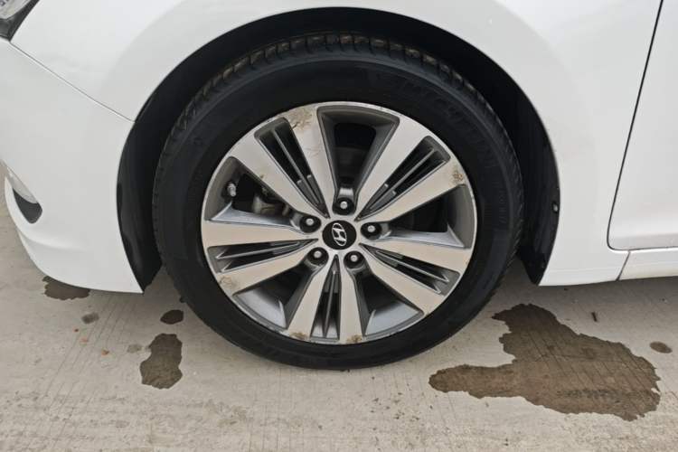 Used Hyundai Mistra 2014 1.8L Automatic Deluxe DLX Model Left Front Wheel Hub