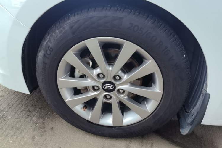 Used Hyundai Mistra 2014 1.8L Automatic Smart GLS Left Front Wheel Hub