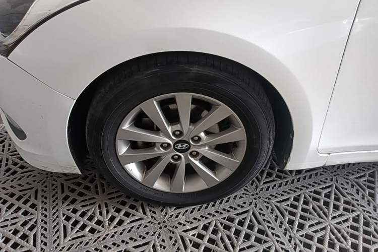 Used Hyundai Mistra 2014 1.8L Automatic Smart GLS Left Front Wheel Hub