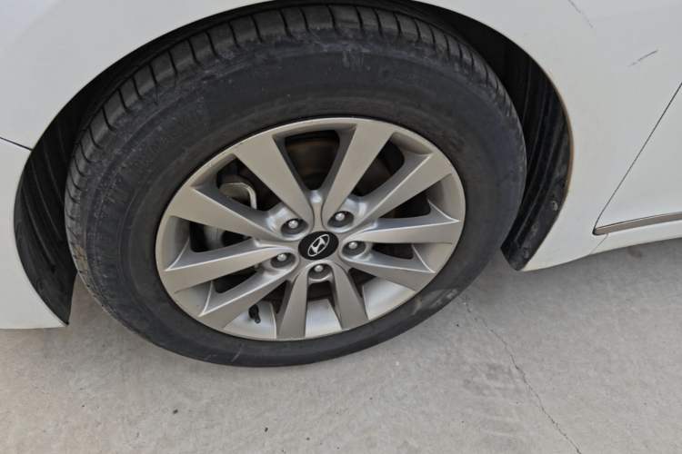 Used Hyundai Mistra 2014 1.8L Automatic Smart GLS Left Front Wheel Hub