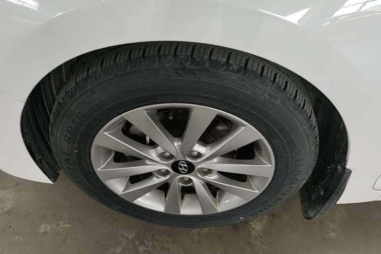 Used Hyundai Mistra 2014 1.8L Automatic Smart GLS Left Front Wheel Hub