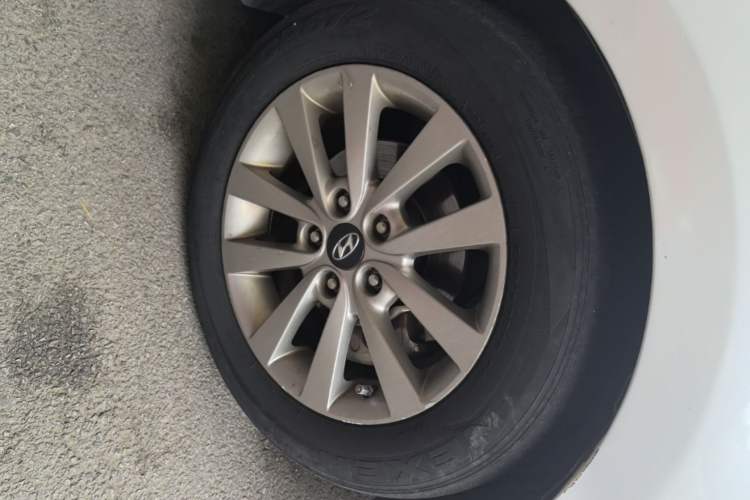 Used Hyundai Mistra 2014 1.8L Automatic Smart GLS Left Front Wheel Hub