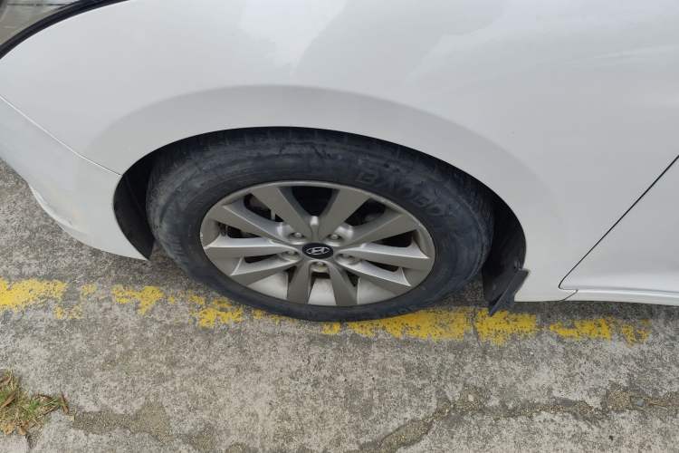 Used Hyundai Mistra 2014 1.8L Automatic Smart GLS Left Front Wheel Hub