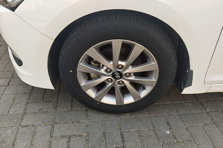 Used Hyundai Mistra 2014 1.8L Automatic Smart GLS Left Front Wheel Hub