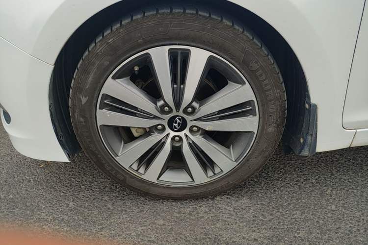 Used Hyundai Mistra 2014 1.8L Automatic Deluxe DLX Model Left Front Wheel Hub