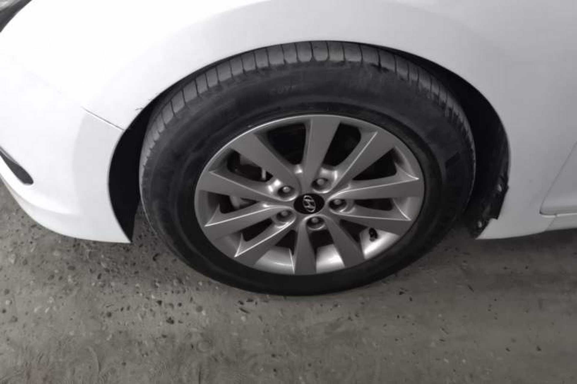 Used Hyundai Mistra 2014 1.8L Automatic Smart GLS Left Front Wheel Hub