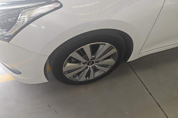 Used Hyundai Mistra 2014 1.8L Automatic Deluxe DLX Model Left Front Wheel Hub