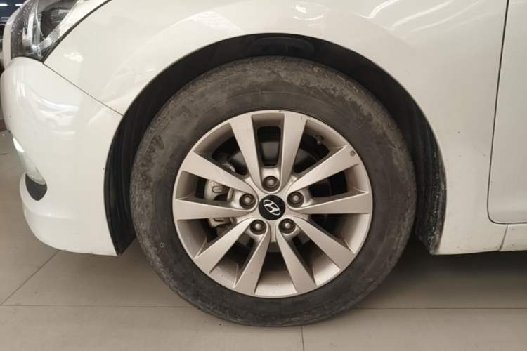 Used Hyundai Mistra 2014 1.8L Automatic Smart GLS Left Front Wheel Hub