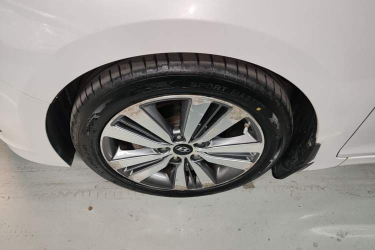 Used Hyundai Mistra 2014 1.8L Automatic Deluxe DLX Model Left Front Wheel Hub