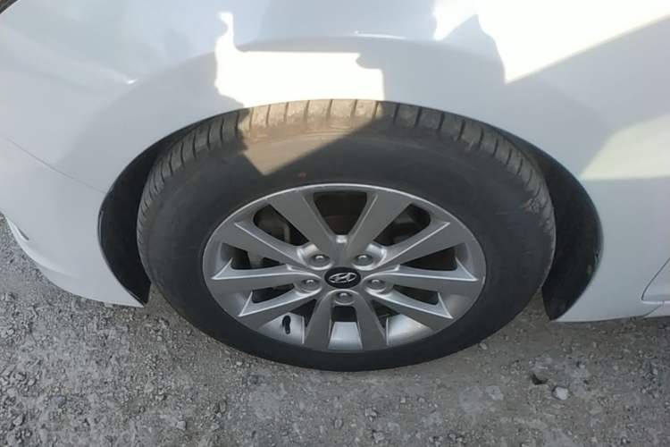 Used Hyundai Mistra 2014 1.8L Automatic Smart GLS Left Front Wheel Hub