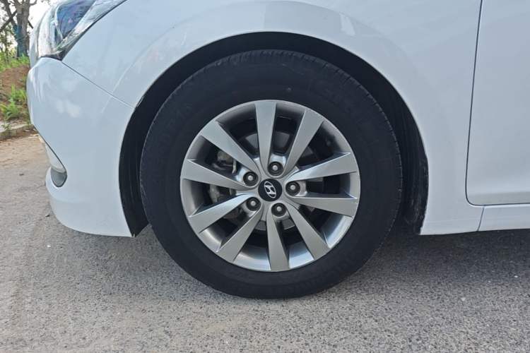 Used Hyundai Mistra 2014 1.8L Automatic Smart GLS Left Front Wheel Hub