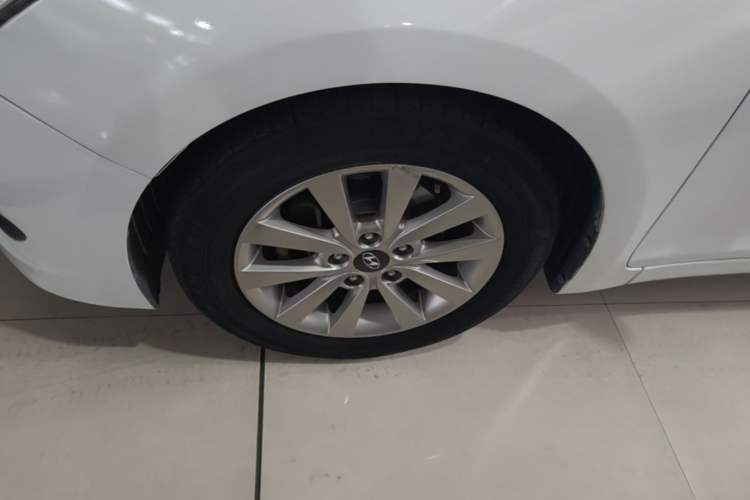 Used Hyundai Mistra 2014 1.8L Automatic Smart GLS Left Front Wheel Hub
