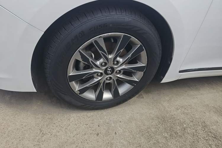 Used Hyundai Mistra 2014 1.8L Automatic Smart GLS Left Front Wheel Hub