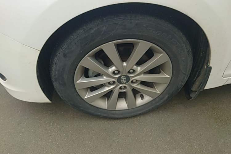 Used Hyundai Mistra 2014 1.8L Automatic Smart GLS Left Front Wheel Hub