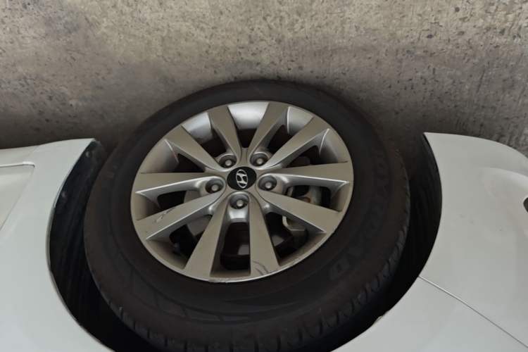 Used Hyundai Mistra 2014 1.8L Automatic Smart GLS Left Front Wheel Hub