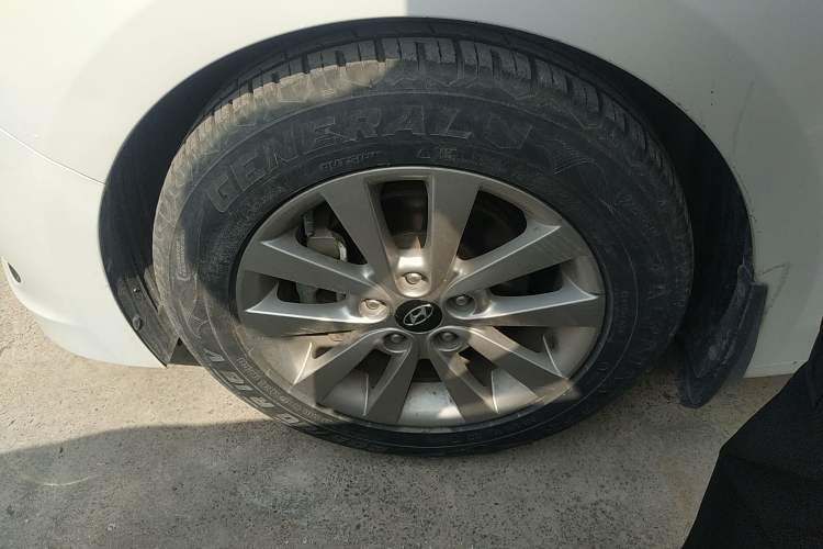 Used Hyundai Mistra 2014 1.8L Automatic Smart GLS Left Front Wheel Hub