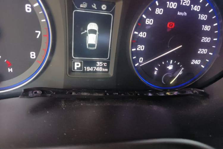 Used Hyundai Mistra 2014 1.8L Automatic Smart GLS Odometer Close Up