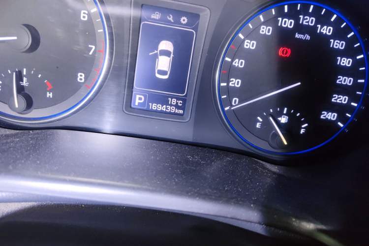 Used Hyundai Mistra 2014 1.8L Automatic Smart GLS Odometer Close Up