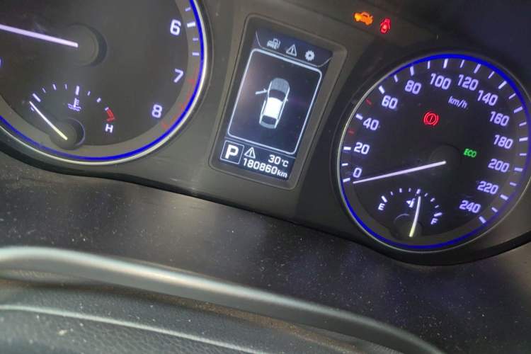 Used Hyundai Mistra 2014 1.8L Automatic Smart GLS Odometer Close Up