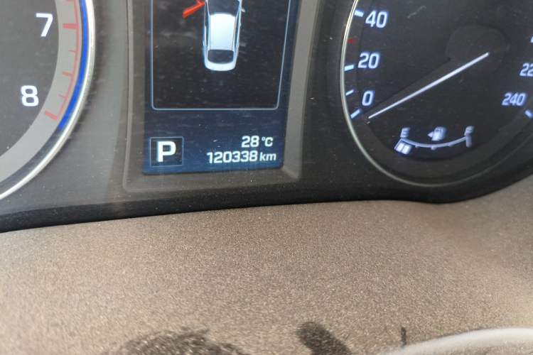 Used Hyundai Mistra 2014 1.8L Automatic Deluxe DLX Model Odometer Close Up
