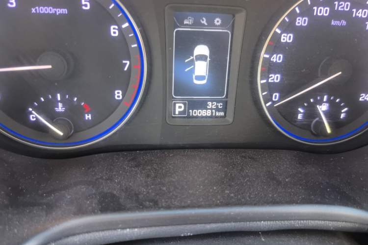 Used Hyundai Mistra 2014 1.8L Automatic Smart GLS Odometer Close Up