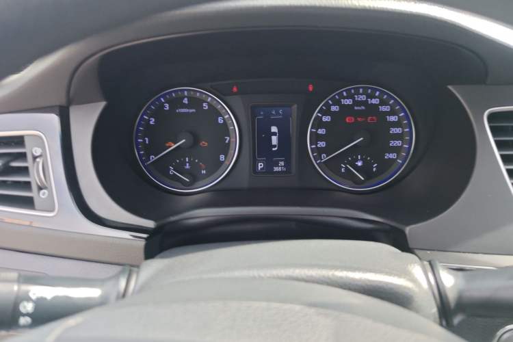Used Hyundai Mistra 2014 1.8L Automatic Smart GLS Odometer Close Up