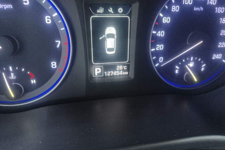 Used Hyundai Mistra 2014 1.8L Automatic Smart GLS Odometer Close Up