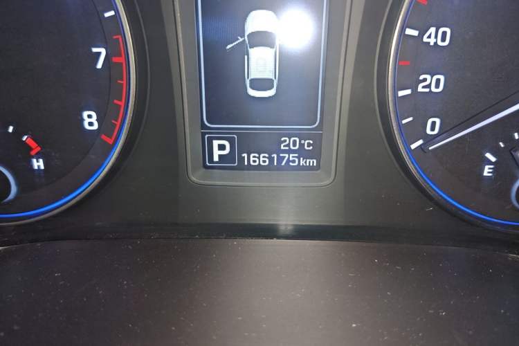 Used Hyundai Mistra 2014 1.8L Automatic Smart GLS Odometer Close Up