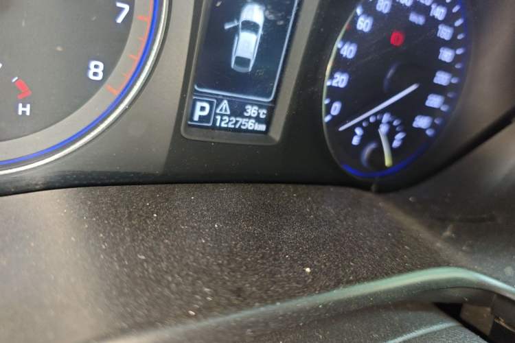 Used Hyundai Mistra 2014 1.8L Automatic Smart GLS Odometer Close Up