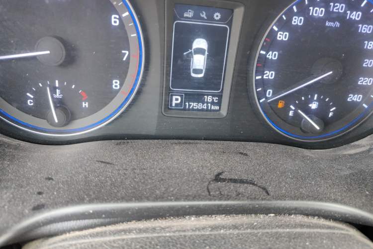 Used Hyundai Mistra 2014 1.8L Automatic Smart GLS Odometer Close Up