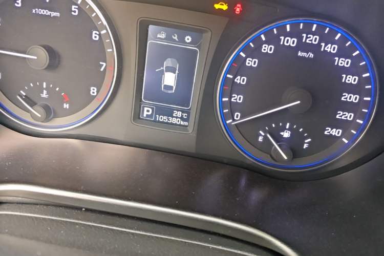 Used Hyundai Mistra 2014 1.8L Automatic Smart GLS Odometer Close Up