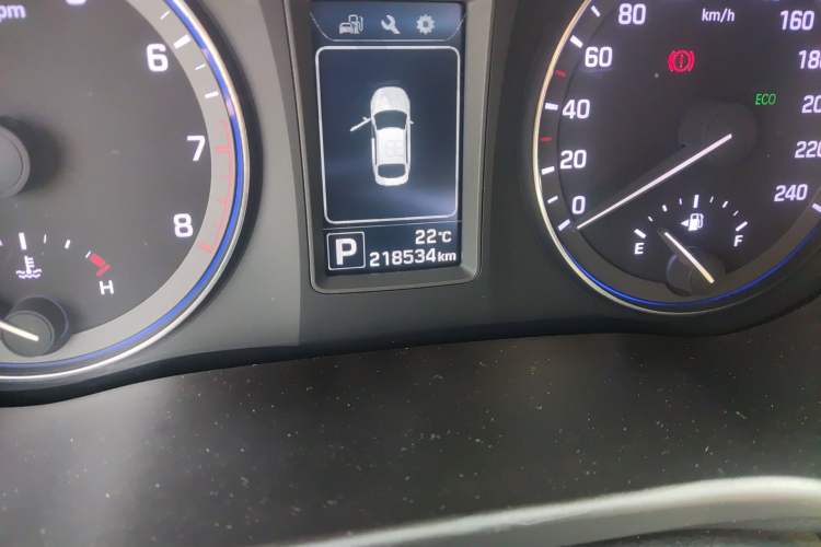Used Hyundai Mistra 2014 1.8L Automatic Smart GLS Odometer Close Up