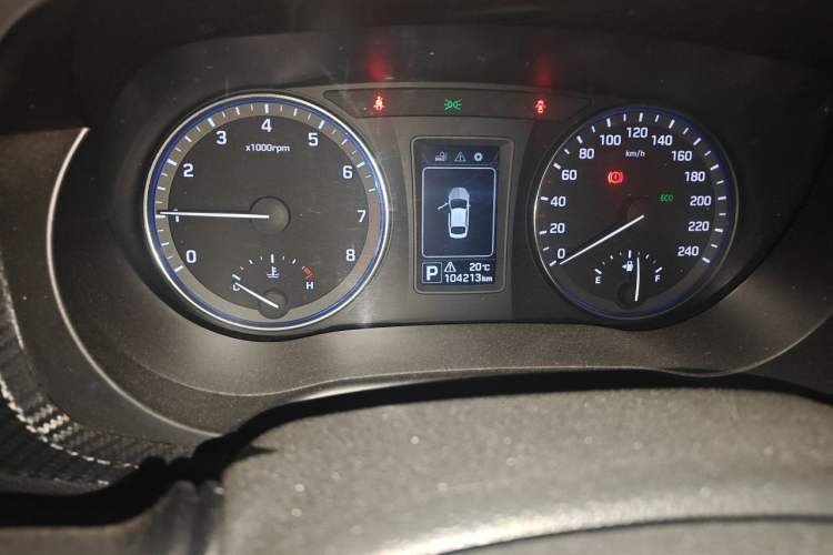 Used Hyundai Mistra 2014 1.8L Automatic Smart GLS Odometer Close Up