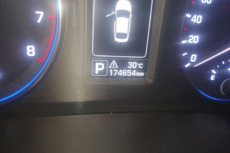 Used Hyundai Mistra 2014 1.8L Automatic Smart GLS Odometer Close Up
